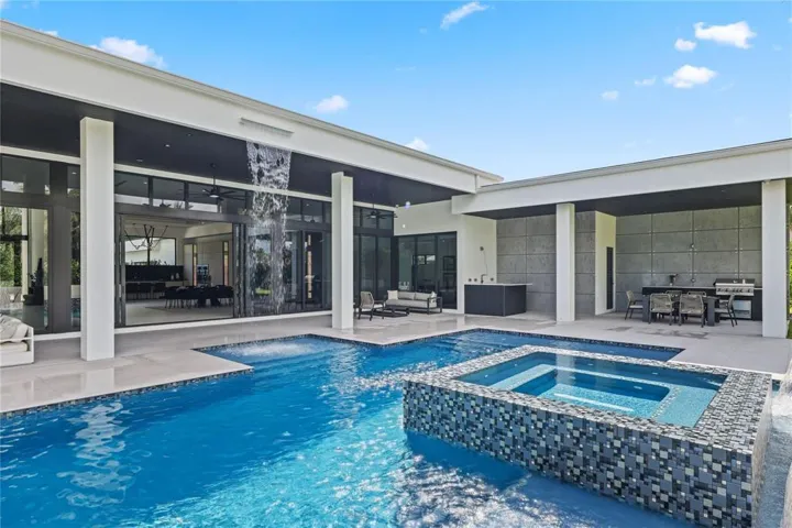 8795 valencia.jpg pool 2