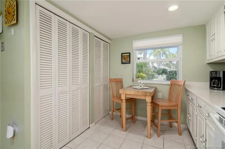 Tons of storage in eat-in kitchen