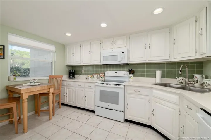 Quartz countertop in eat-in kitchen