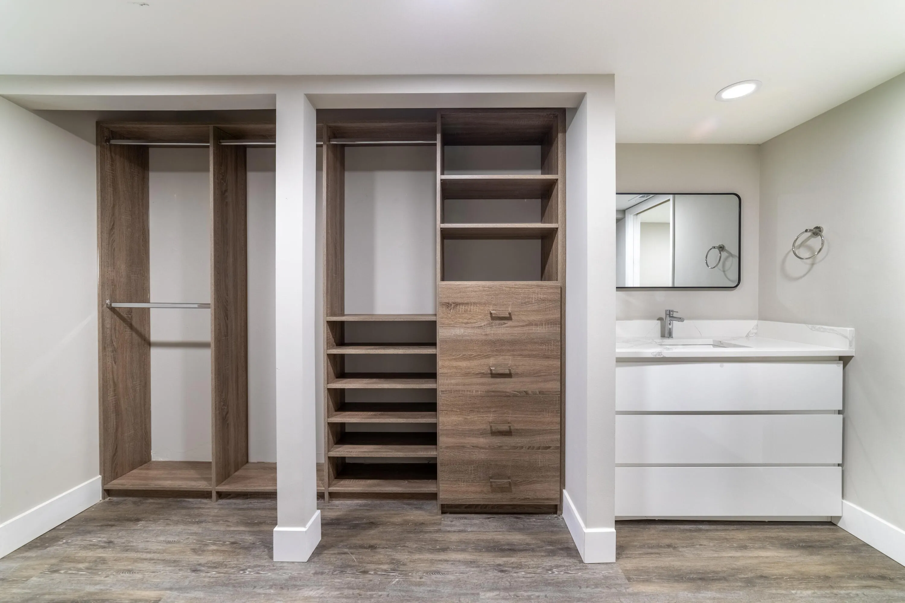 Walk In Closet-E