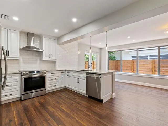 Kitchen & Dining