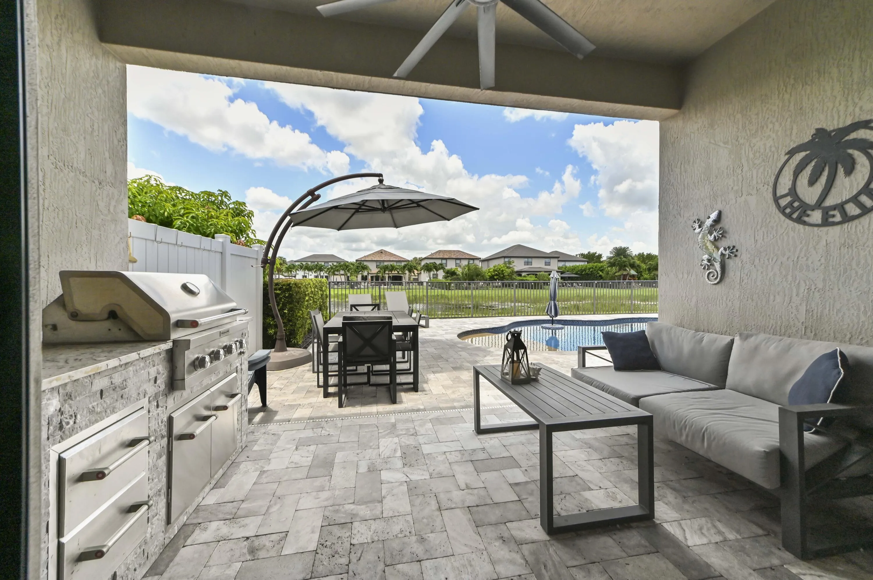 33 Patio 01