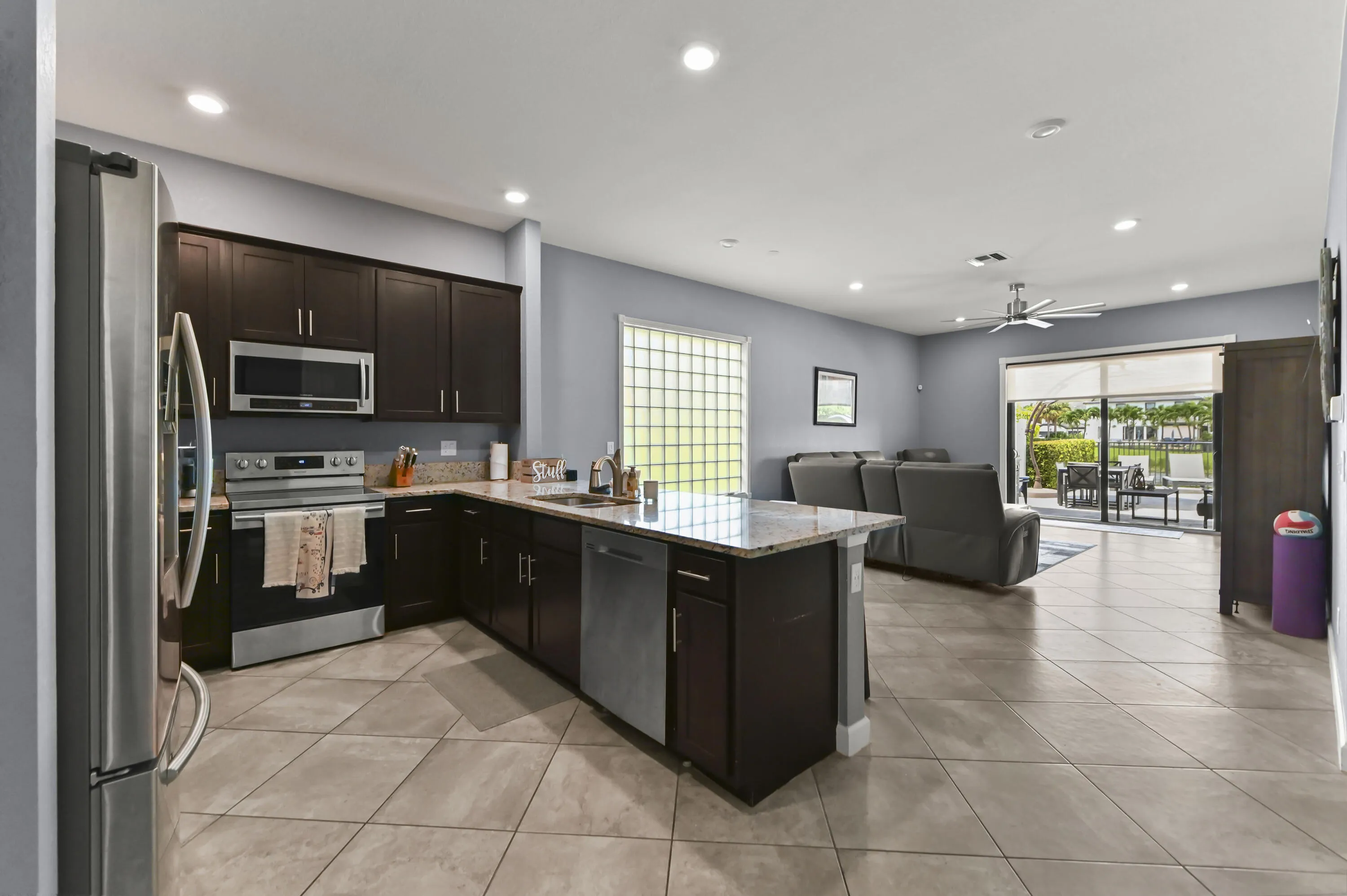 14 Kitchen 00