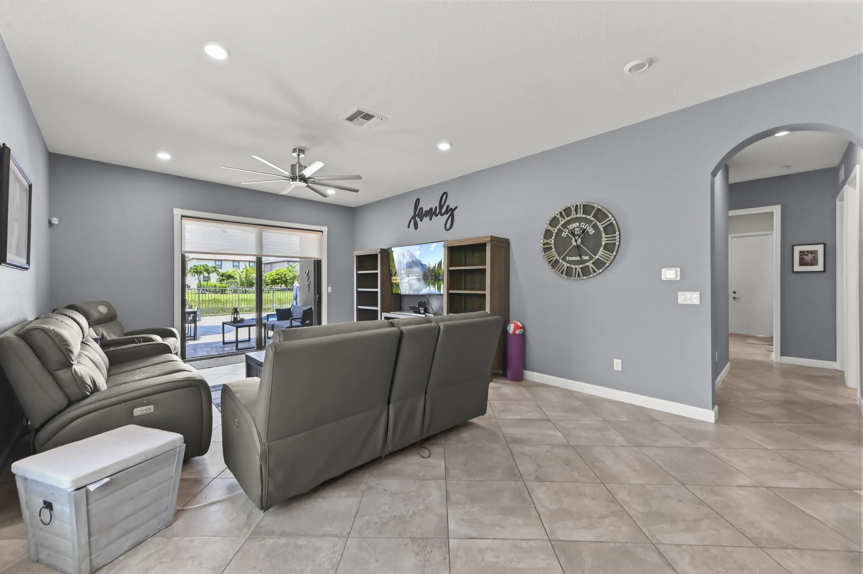 04 Living Room 01