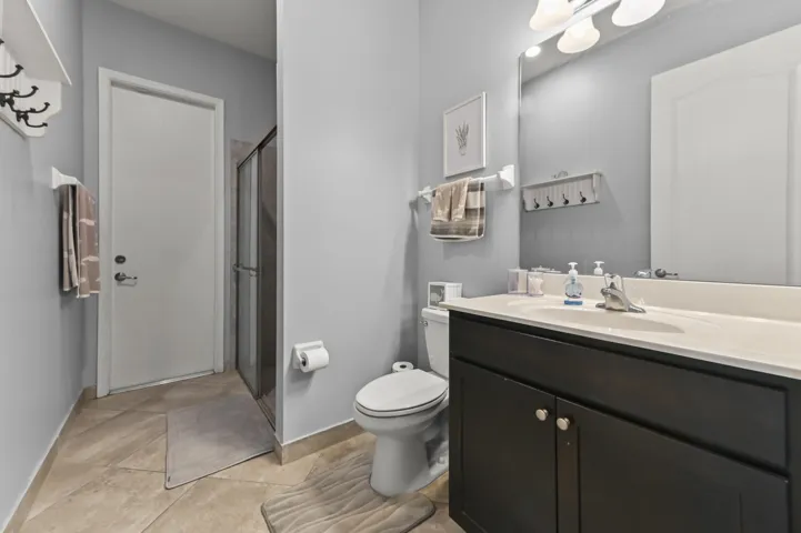 20 Bathroom 01
