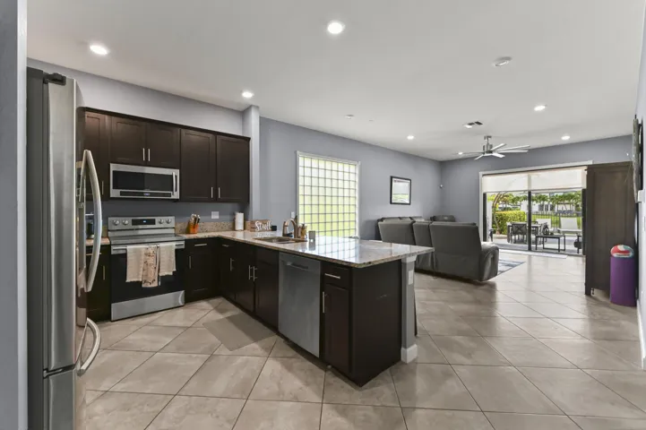 14 Kitchen 00