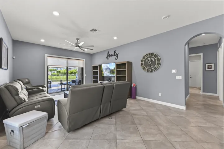 04 Living Room 01