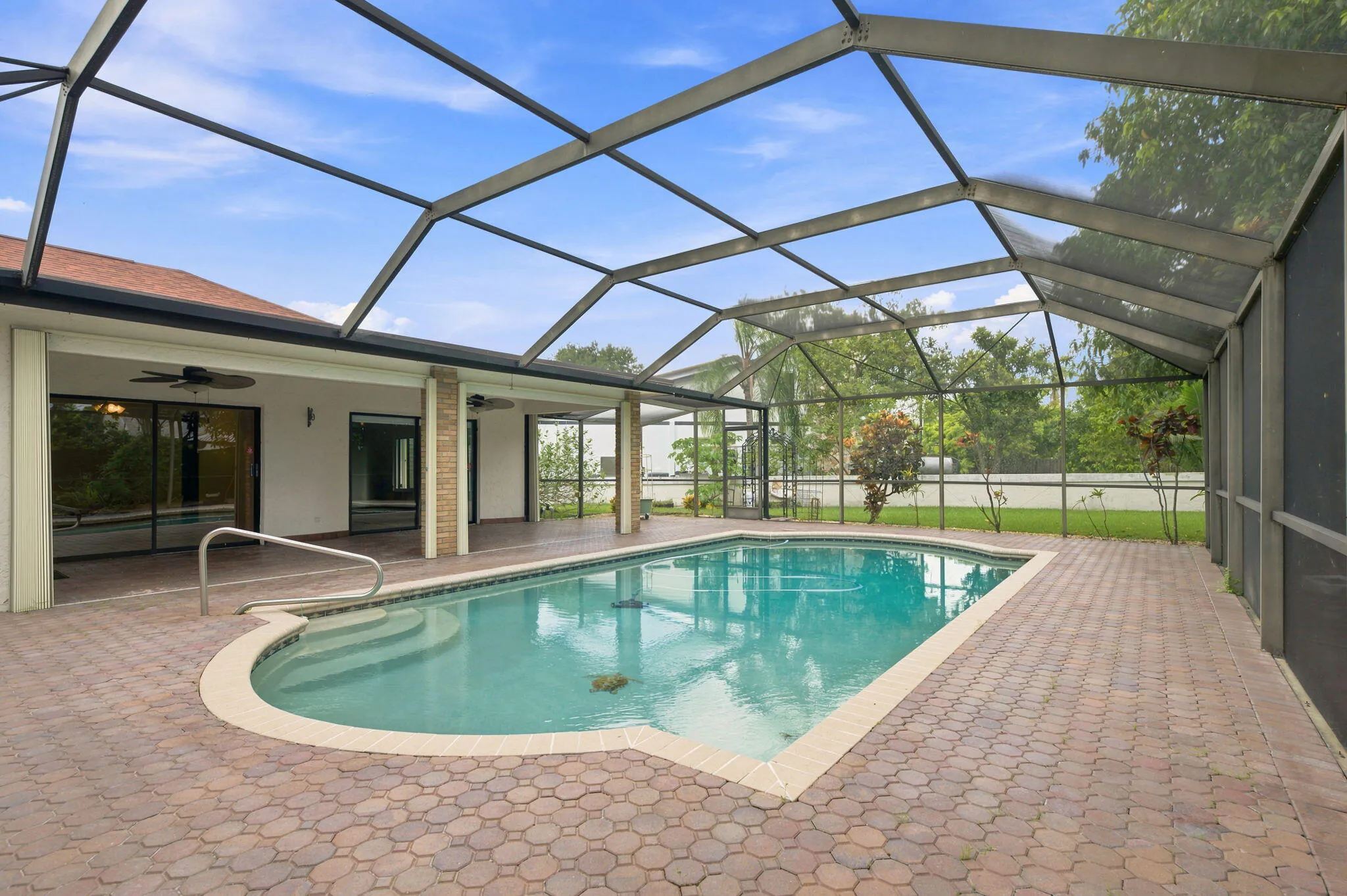 DOMED SCREEN POOL