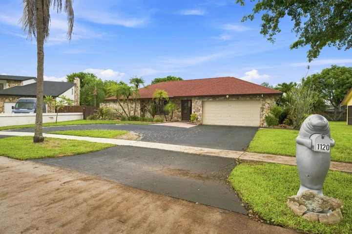 4 BEDROOMS, 2.5 BATHS. POOL, 2 CAR GARAGE. CIRCULAR DRIVEWAY.