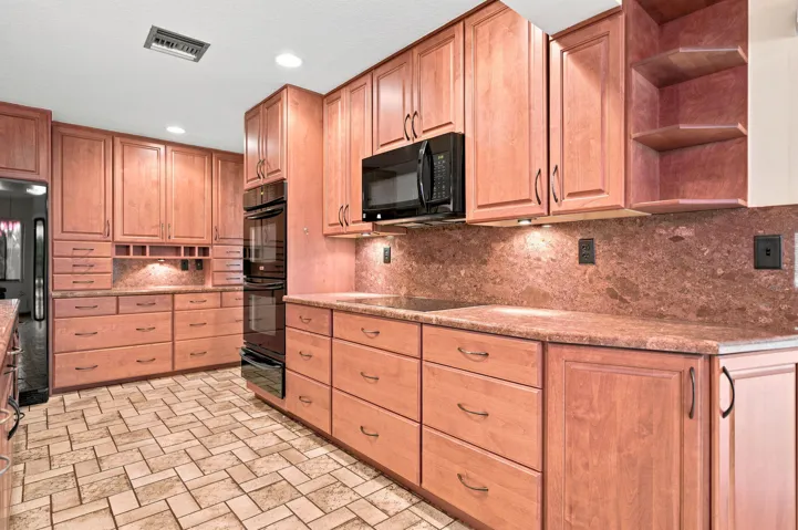 DOUBLE OVEN. 5 BURNER COOK TOP. FULL GRANITE BACK SPLASH.