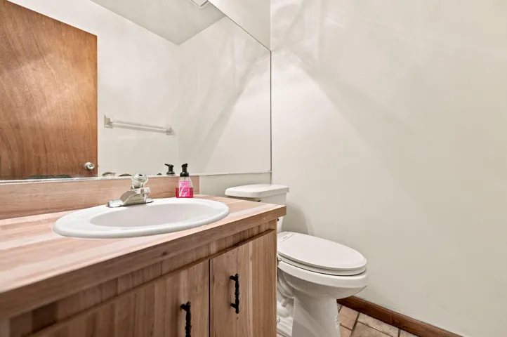 HALF BATH WIG BIG MIRROR