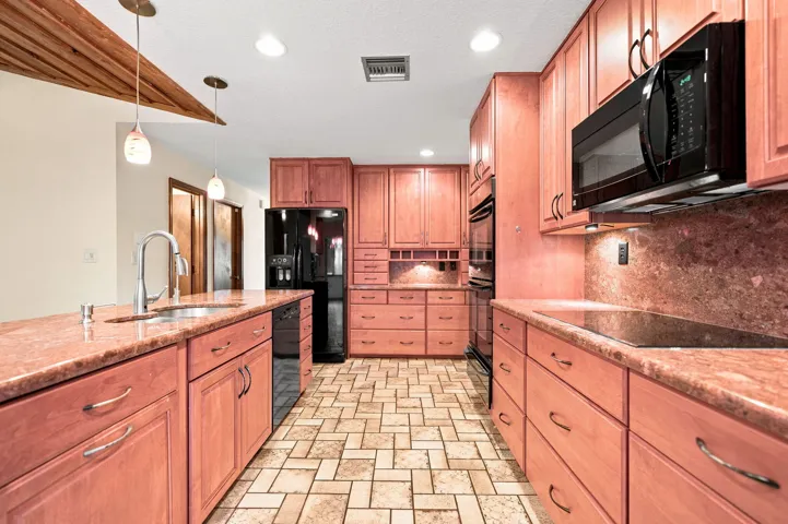 MANY CABIENTS AND DRAWERS FOR STORAGE OF MANY KITCHEN NEEDS.