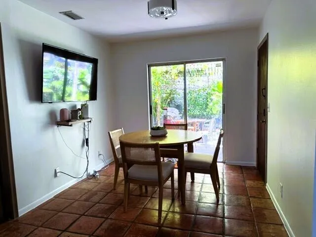 Breakfast Area/Dining Area