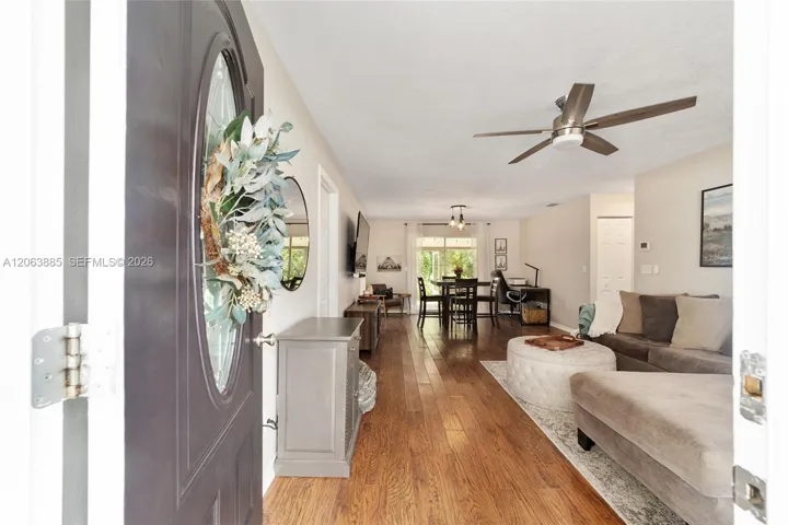 Foyer/ living room