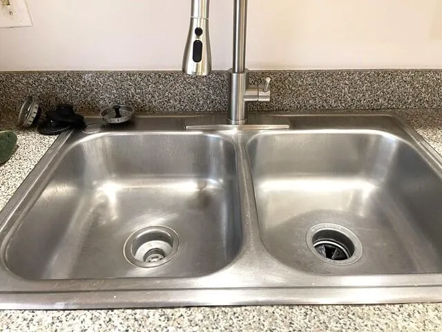 dual sink in kitchen