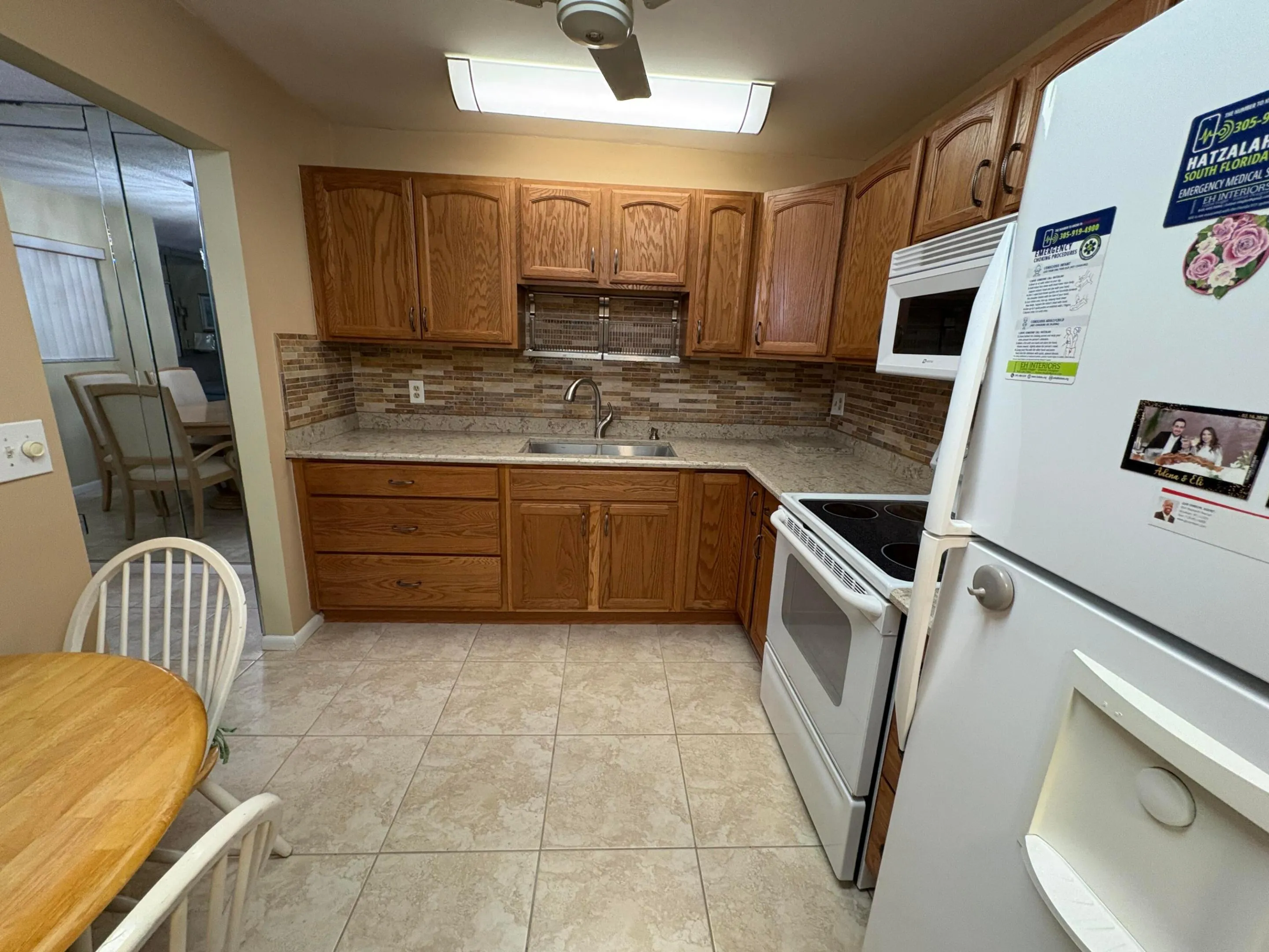 eat-in kitchen