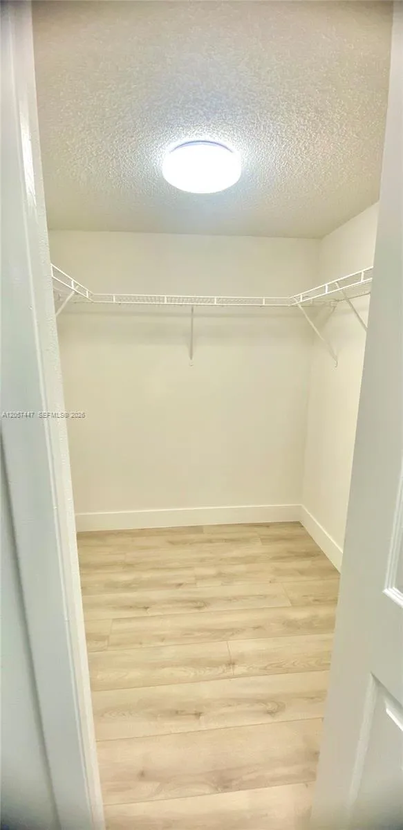 WALKING CLOSET