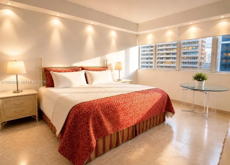 PRINCIPAL BEDROOM ( KING SIZE BED)