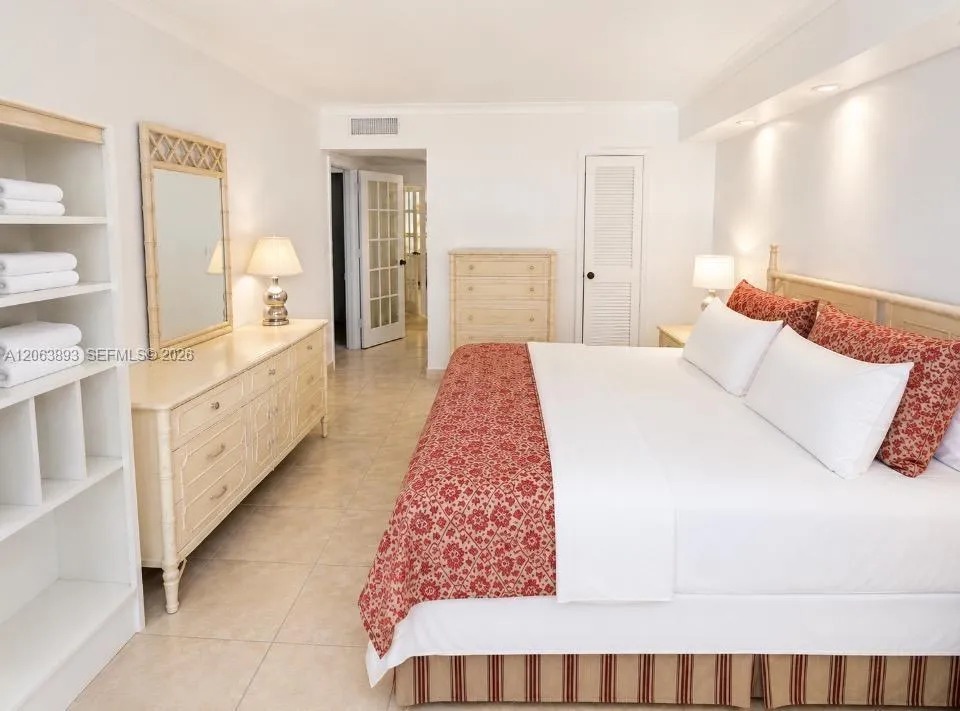 PRINCIPAL BEDROOM WITH TWO WALK-IN CLOSETS, DRESSING AREA AND BATHROOM SUITE