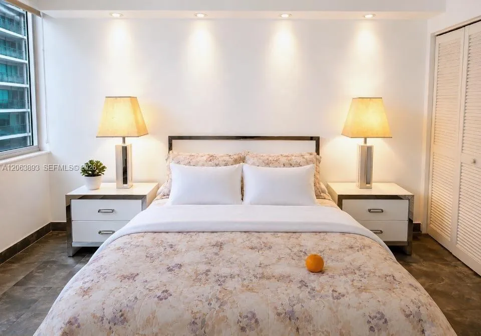 SECOND BEDROOM (QUEEN SIZE BED)