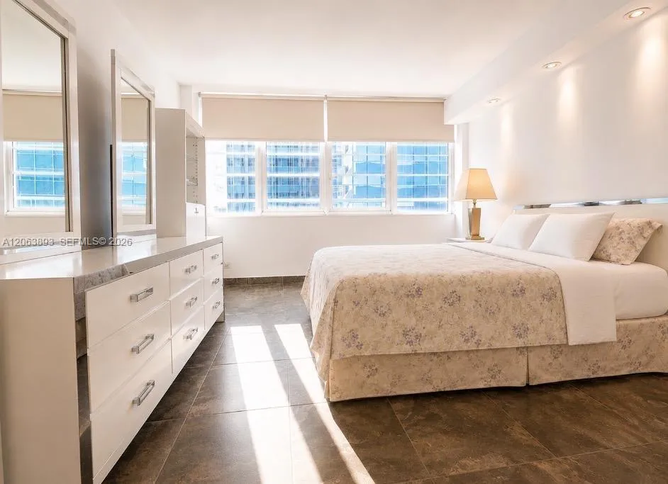 SECOND BEDROOM (QUEEN SIZE BED)