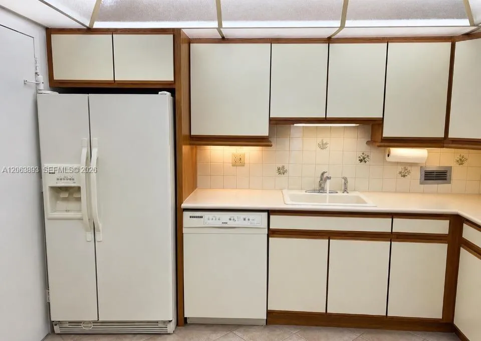 FULLY EQUIPPED EAT-IN KITCHEN
