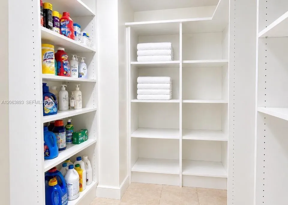 WALK-IN CLOSET