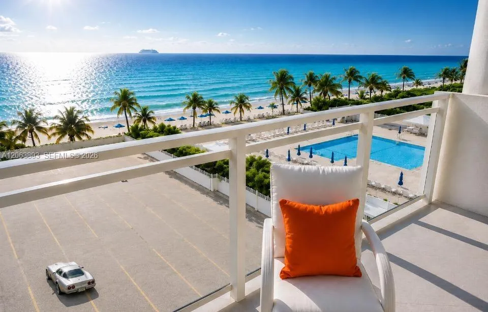 WIDE COASTLINE VIEWS