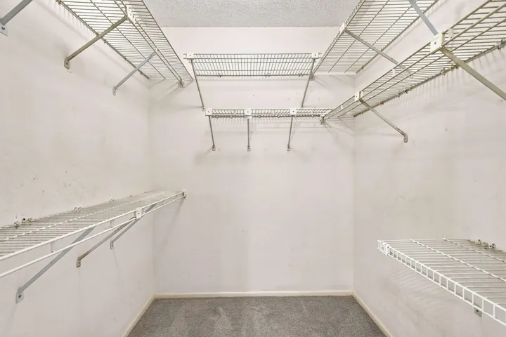 32_walk-in closet