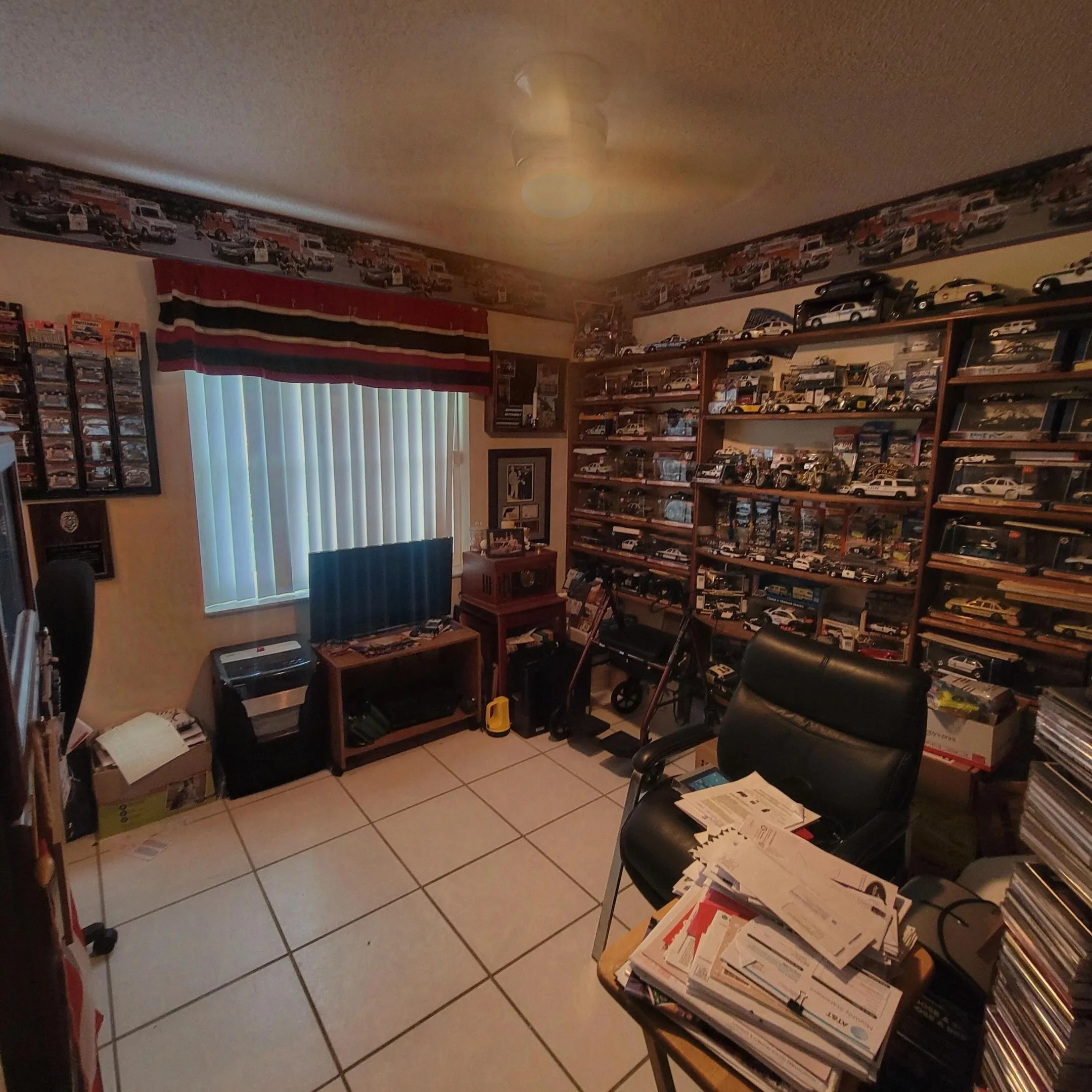 MULTIPLE USES OFFICE/DEN OR GUEST BEDROOM
