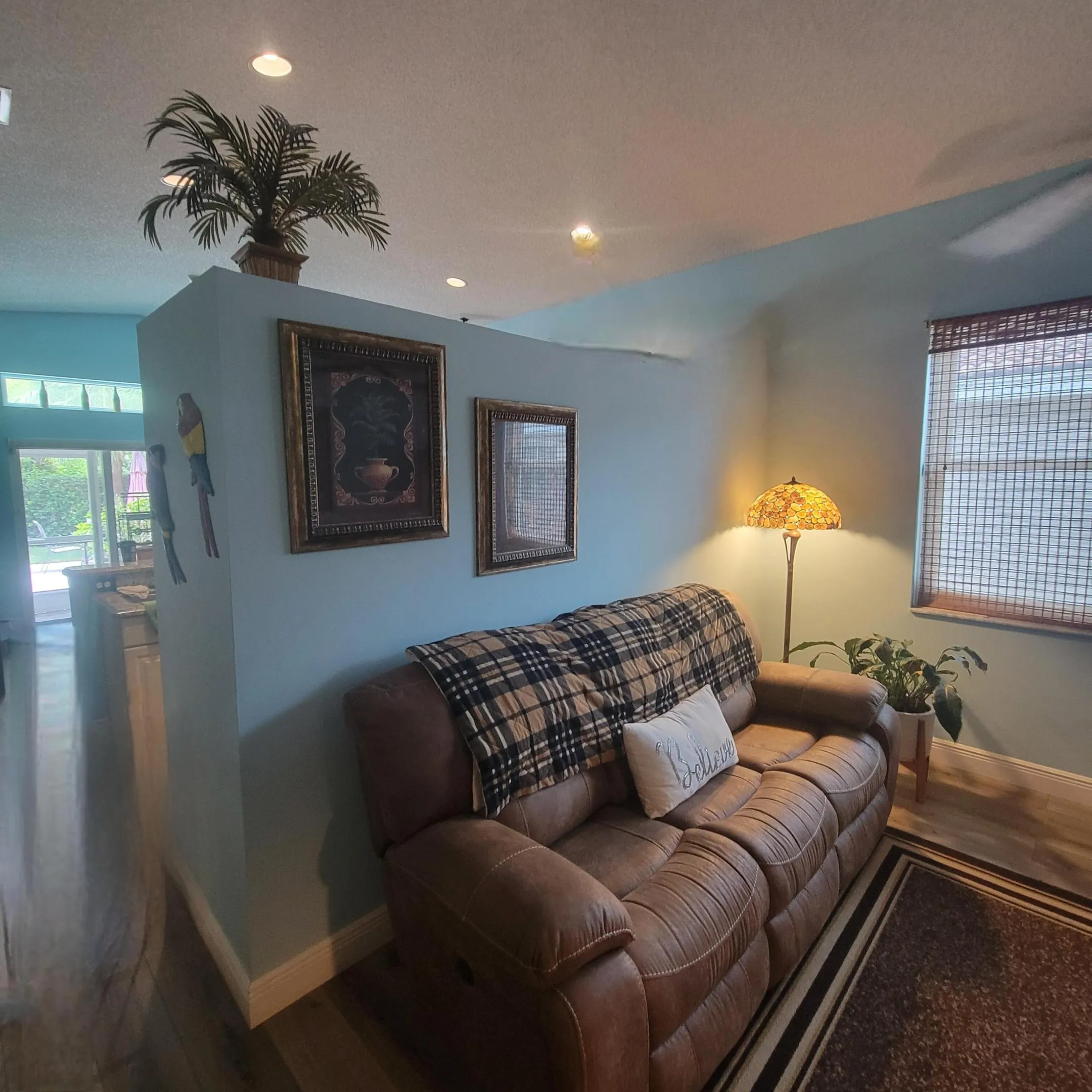 VAULTED CEILINGS WITH PLANT LEDGES