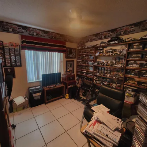 MULTIPLE USES OFFICE/DEN OR GUEST BEDROOM
