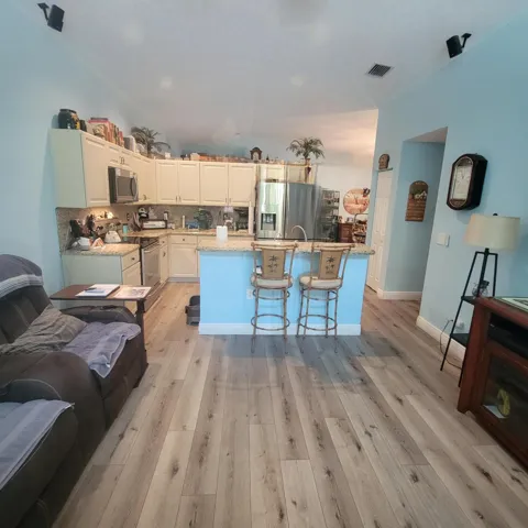 OPEN TO FAMILY ROOM