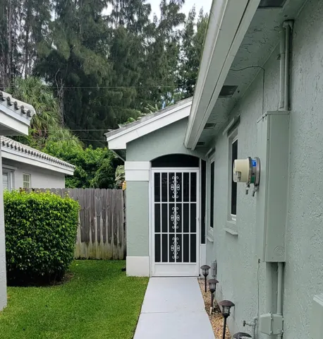 EXTERIOR SIDE ENTRY