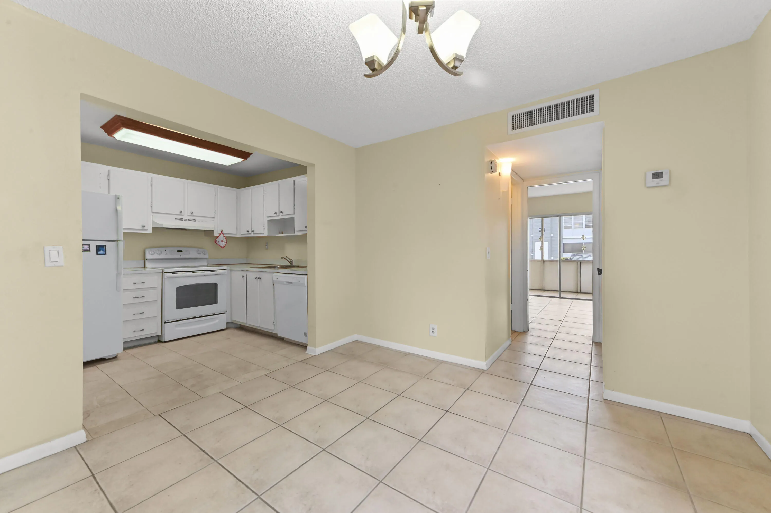 07 Dining Room 01