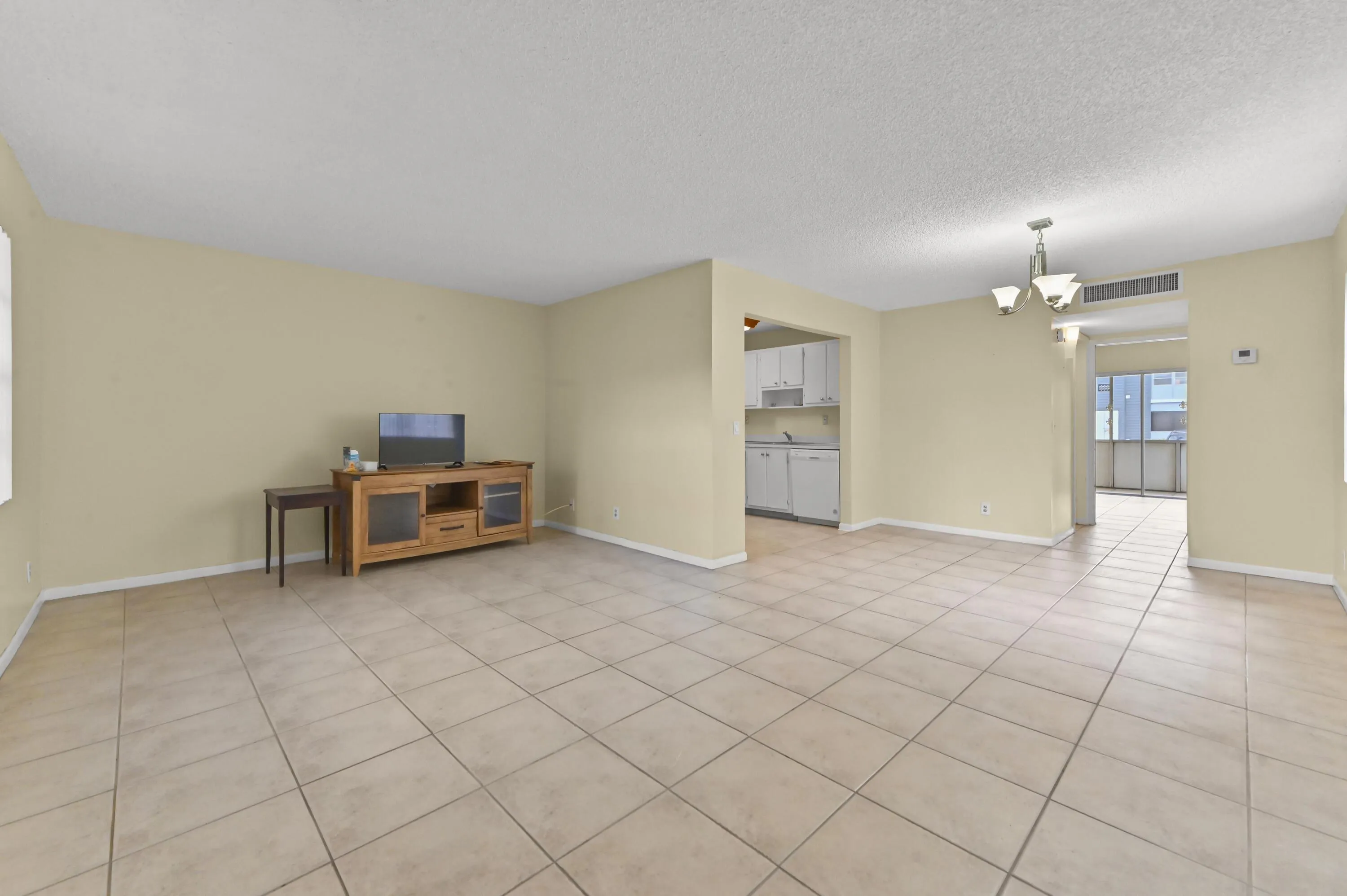 04 Living Room 01