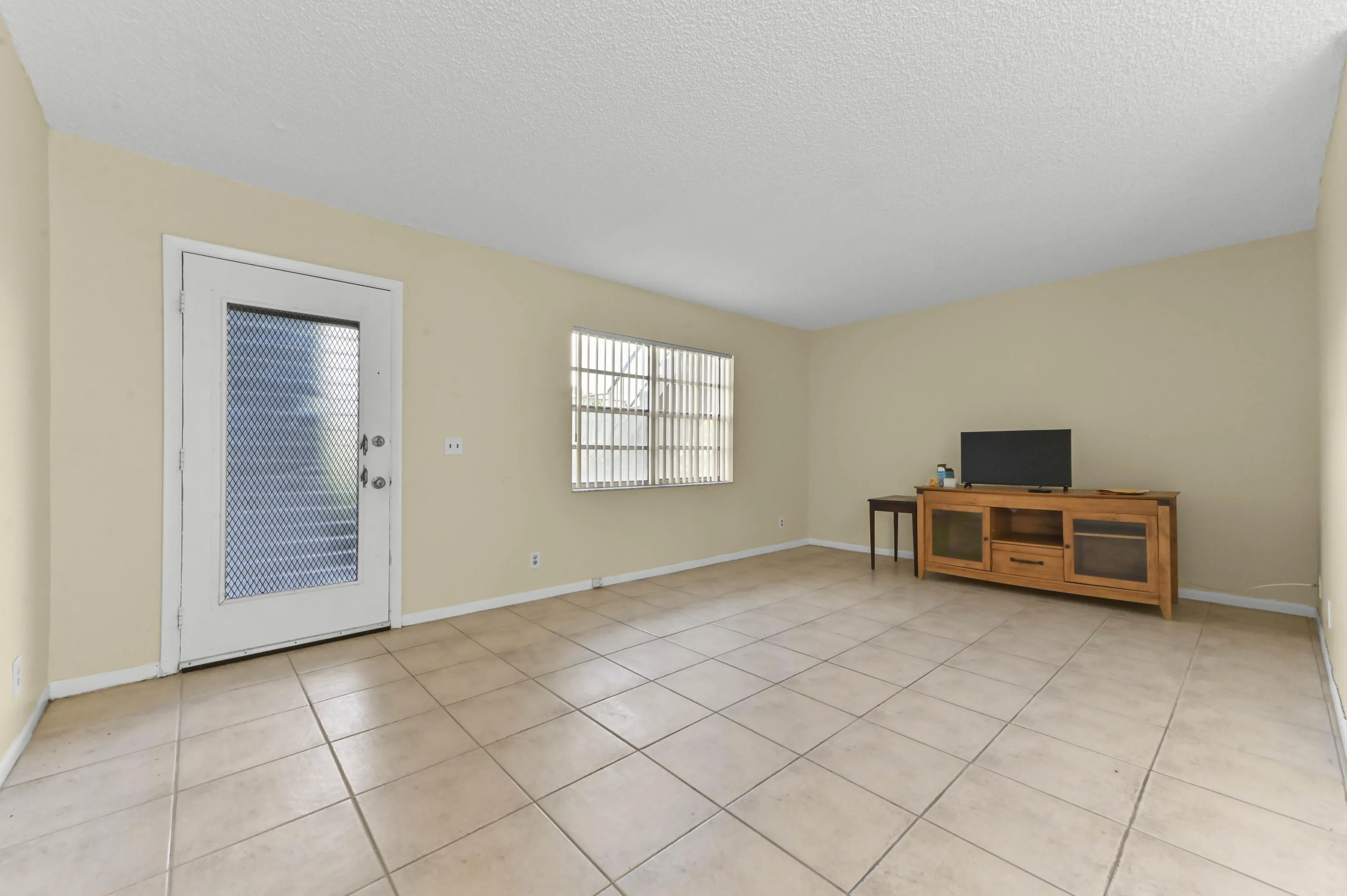 05 Living Room 02