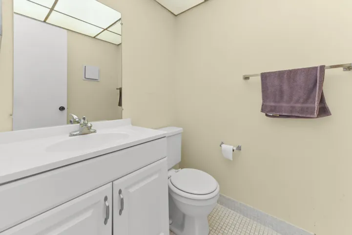 10 Bathroom 01