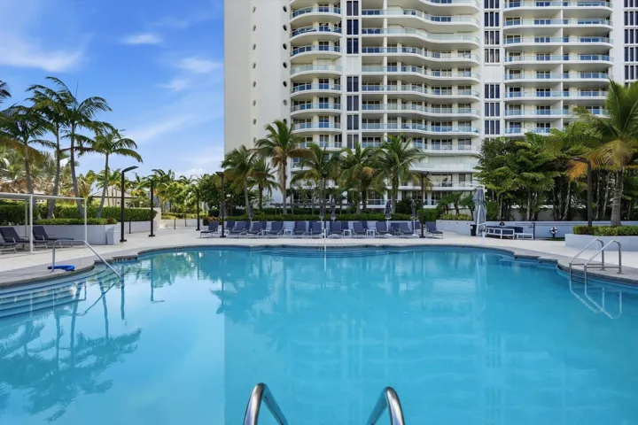 49-7000 Island Blvd apt 907_049