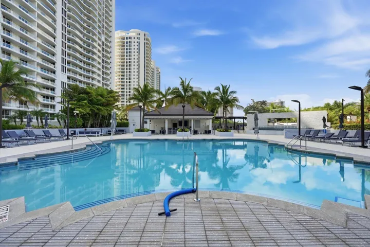 51-7000 Island Blvd apt 907_051