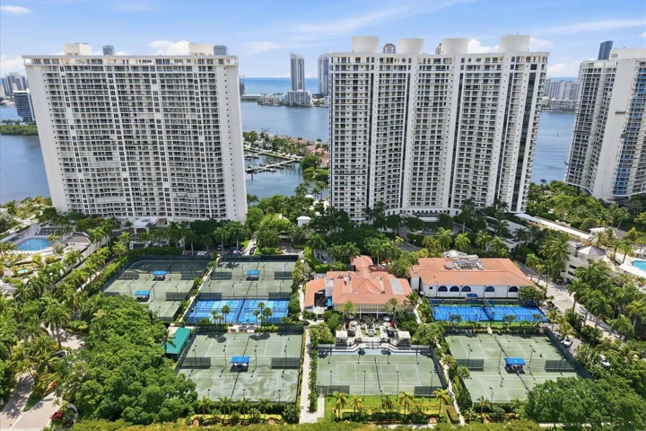 70-7000 Island Blvd apt 907_070
