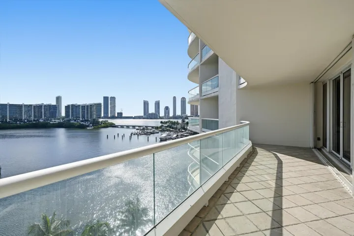 20-7000 Island Blvd apt 907_020