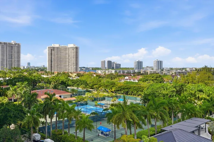 24-7000 Island Blvd apt 907_024