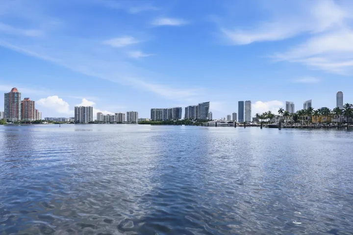 54-7000 Island Blvd apt 907_054