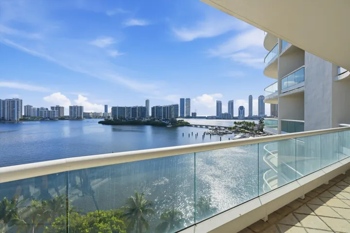 19-7000 Island Blvd apt 907_019