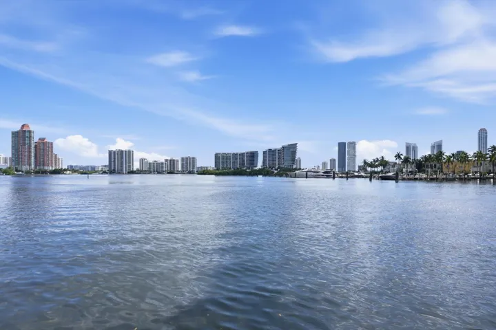 32-7000 Island Blvd apt 907_032