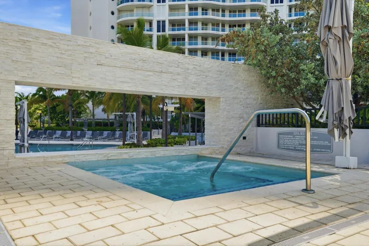 52-7000 Island Blvd apt 907_052