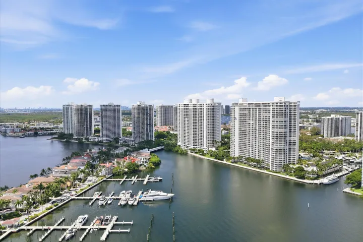 58-7000 Island Blvd apt 907_058