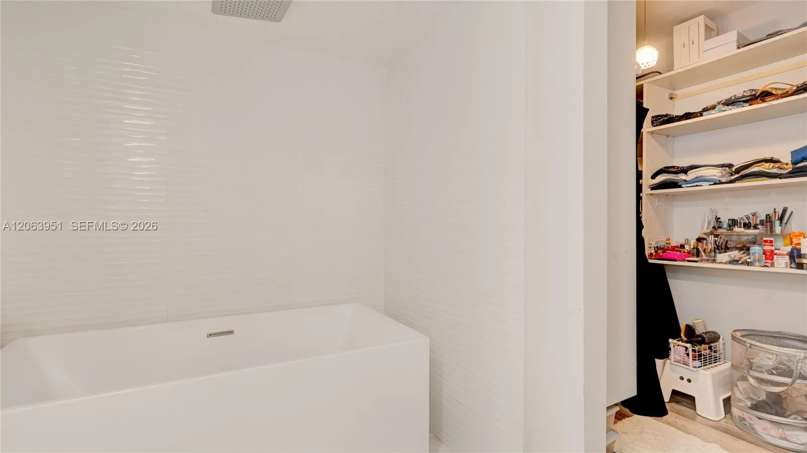 Master bath / Walking Closet