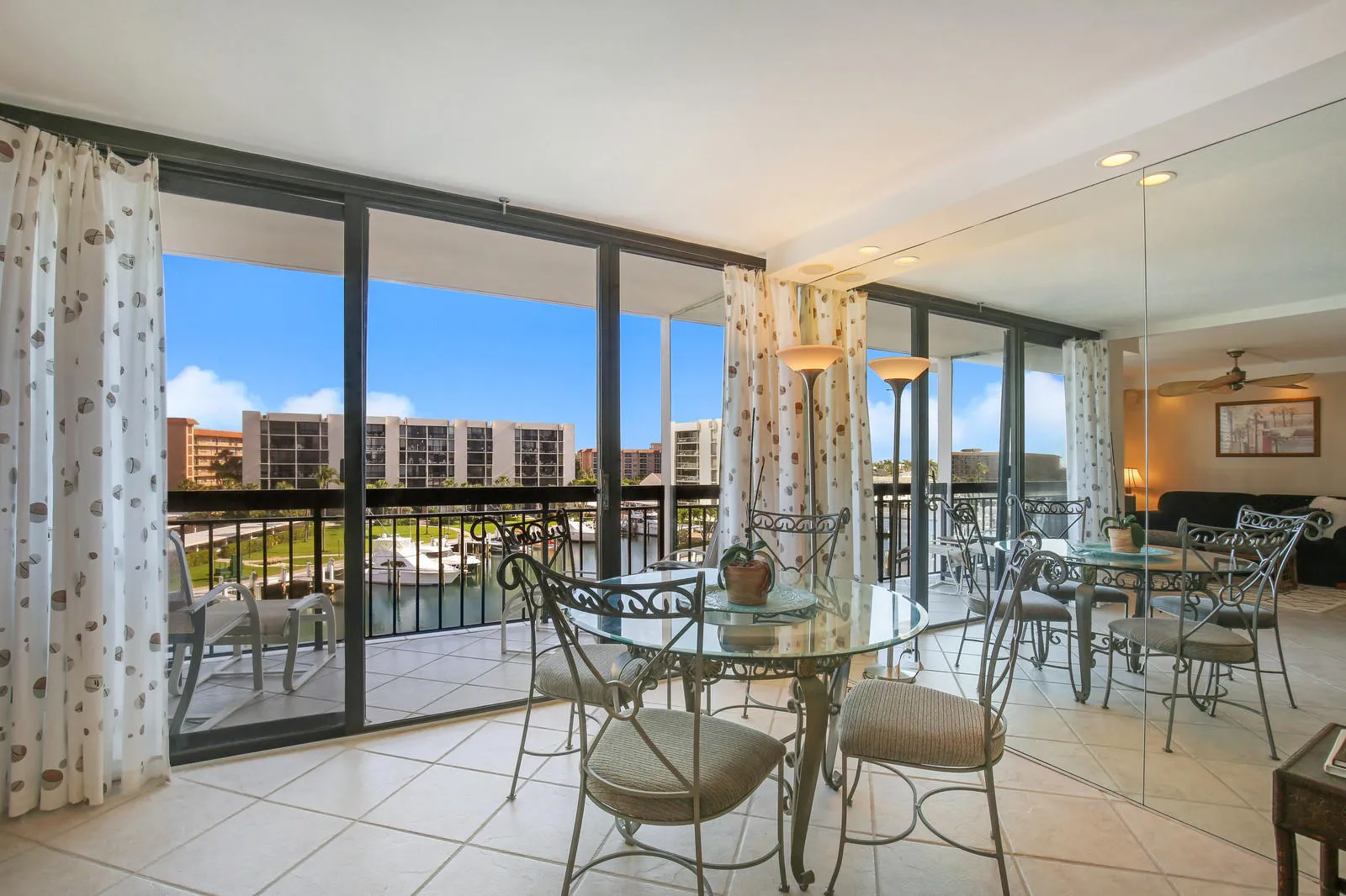 Living Room/Terrace